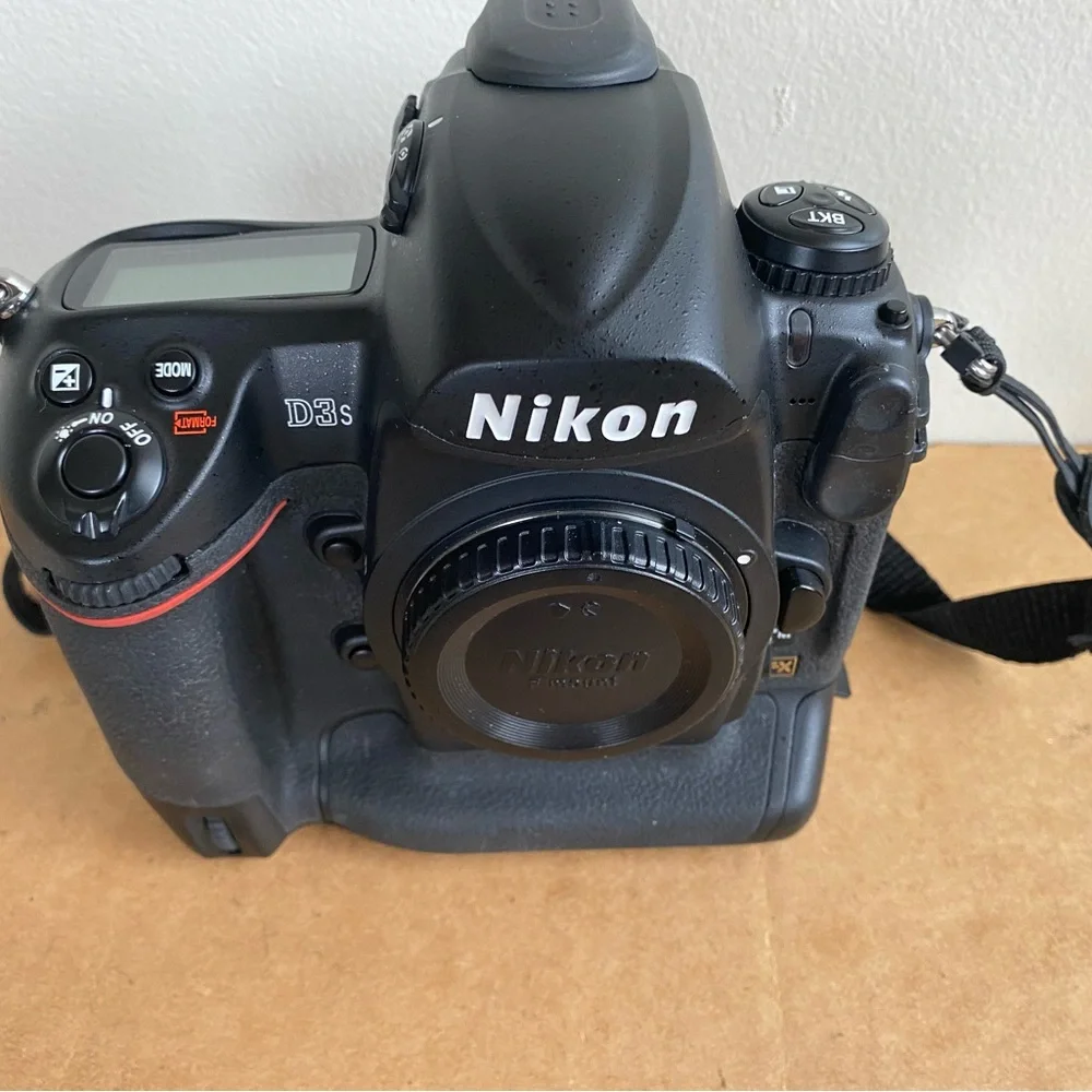 Nikon D3s Digital SLR Camera ( Body)